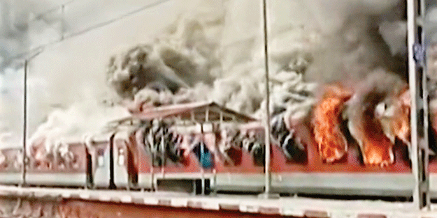 Hindular birbirine düştü