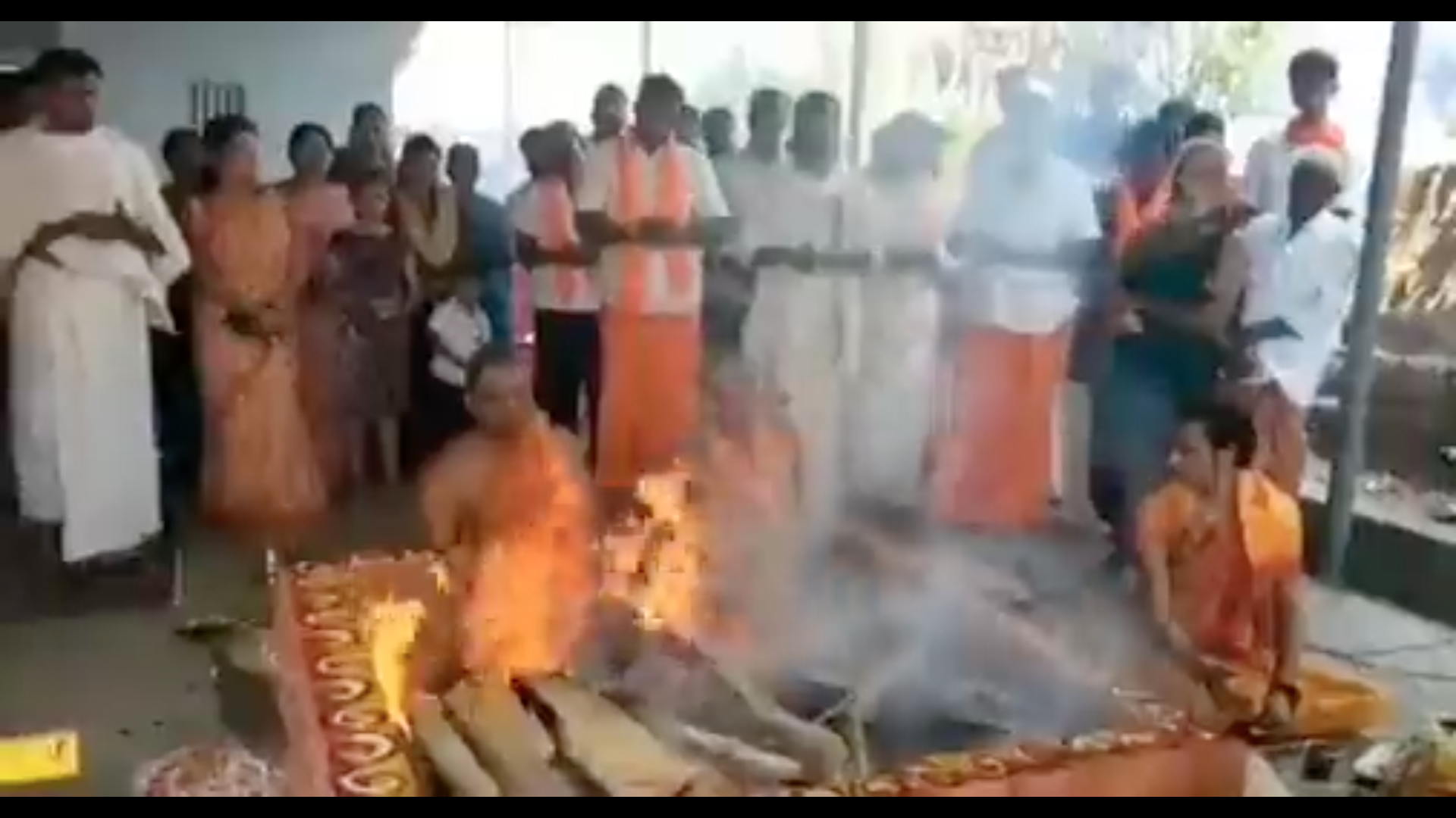 Hindular camide ayin düzenledi