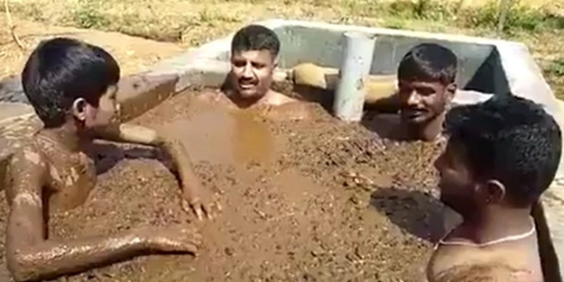 Hindular şaşırtmadı: Kim ineğin dışkısında duş alırsa, koronavirüs ona gelmez