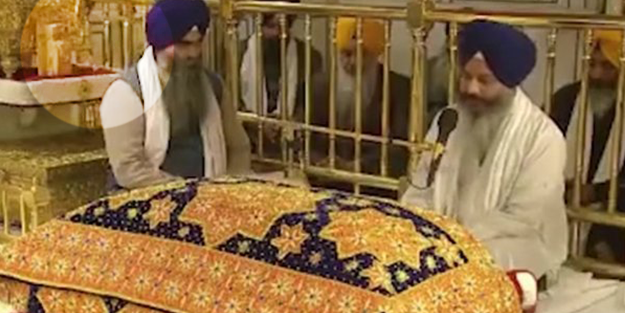 Hindular tapınaktaki ibadeti bozan adamı döverek öldürdü!