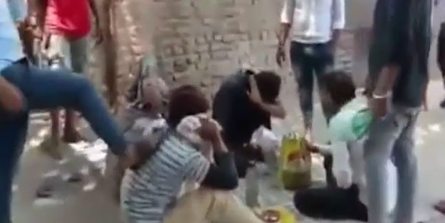 Hinduların şiddeti durmuyor! Sığır eti yiyen Müslümanlara işkence yaptılar