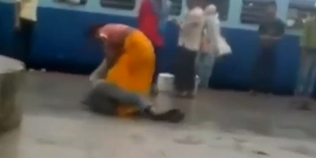 Hint kadın ahlaksız tacizciyi yere serdi