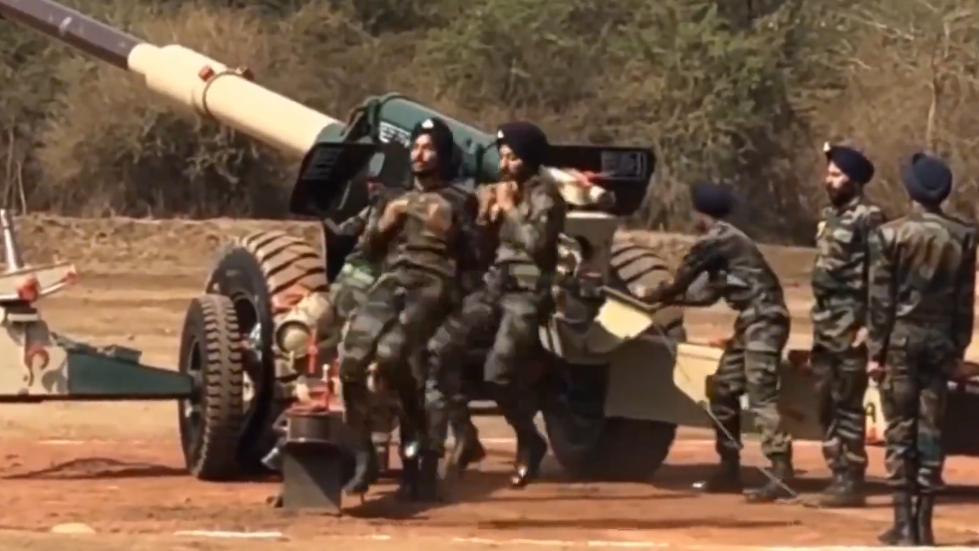 Hintli topçu birliği dünyaya rezil oldu! Bu video kısa sürede Pakistan’a moral oldu