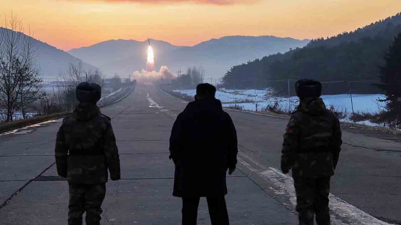 Hipersonik mesaj: Kim Jong Un’dan nükleer caydırıcılık vurgulu füze tatbikatı