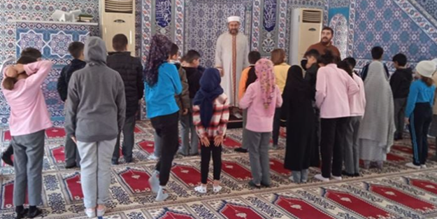 Hiranur Vakfı bahane, dertleri İslam'la!