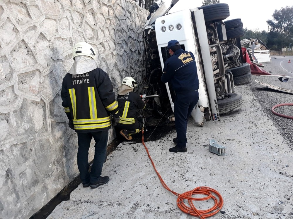 Hırdavat yüklü kamyonet devrildi: 1 ölü 