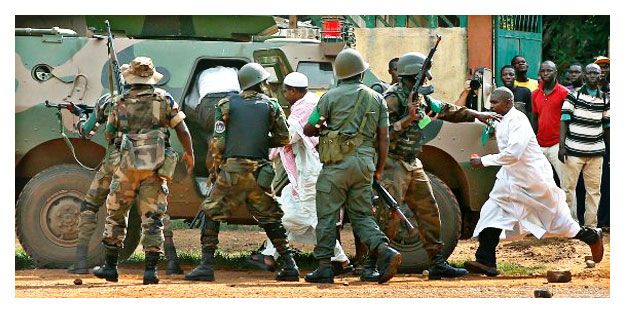 Hıristiyan gruplar, Müslüman mahallelerine saldırdı: 15 ölü