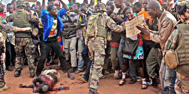 Hıristiyanlar’dan işgalci Fransa’ya destek gösterisi