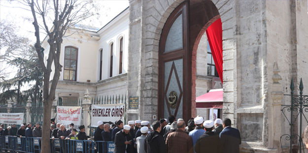 Hırka-i Şerif ziyarete açıldı.. Büyük coşku, gözyaşları sel oldu!