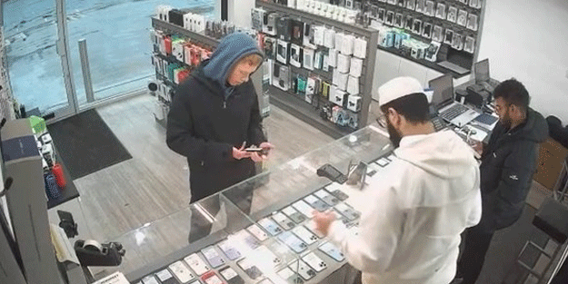 Hırsız cep telefonunu çalmak istedi, dükkan sahibi ona yardım teklifinde bulundu! İş yeri sahibi Müslüman olunca!