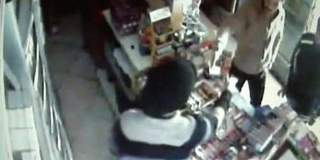 Hırsız, girdiği markette müşteriye satış yaptı