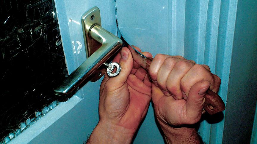 Hırsız kaçarken kopan parmağını orda bıraktı