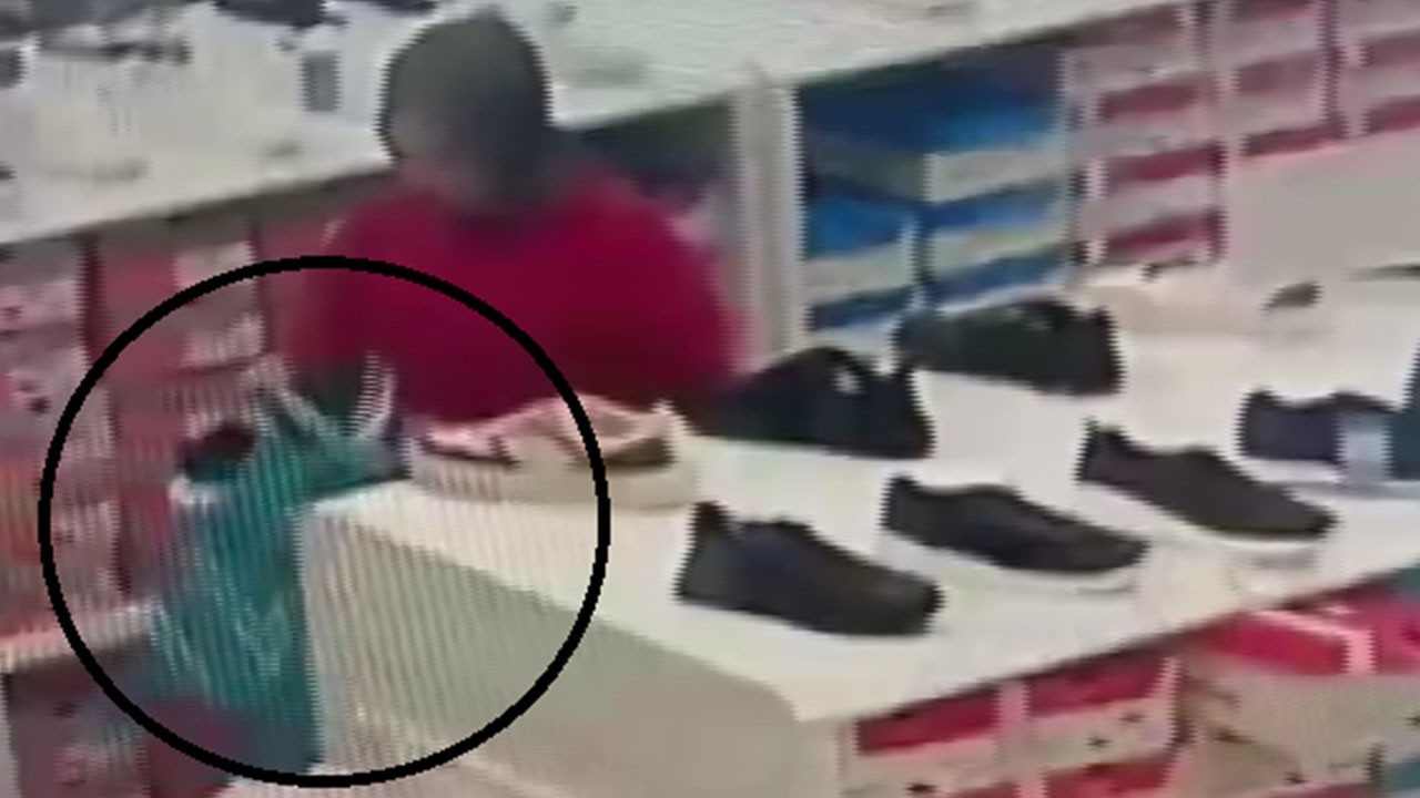 Hırsız kadın kameraya takıldı! AVM’de 26 parça kıyafet çaldı