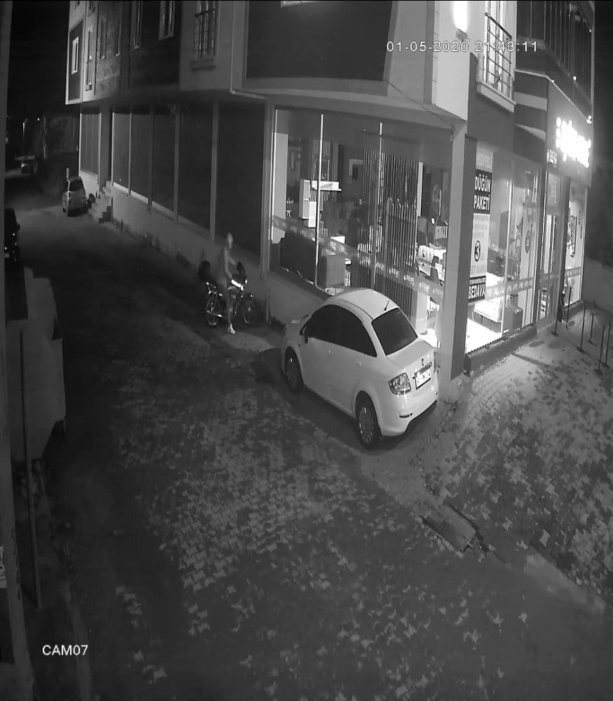 Hırsız kendi motosikleti gibi çalıp gitti 