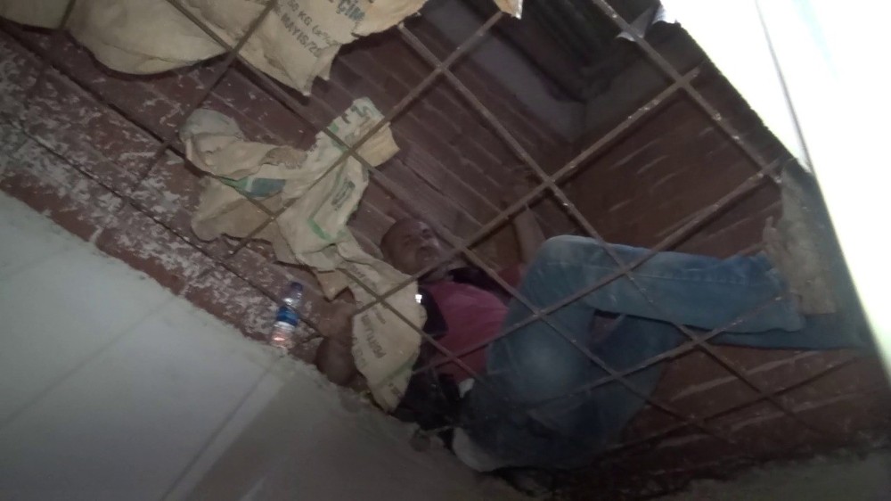Hırsız polis kovalamacasında polis çatıdan düştü 