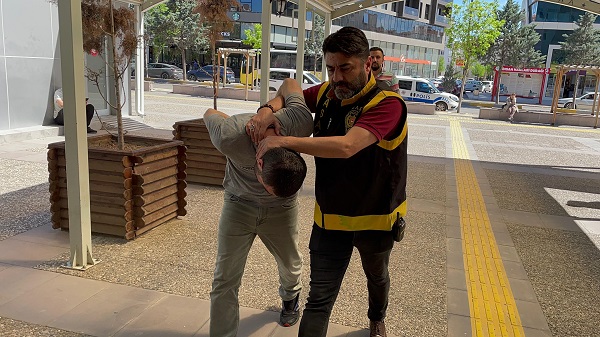 Hırsız polisle birlikte mahsur kaldı