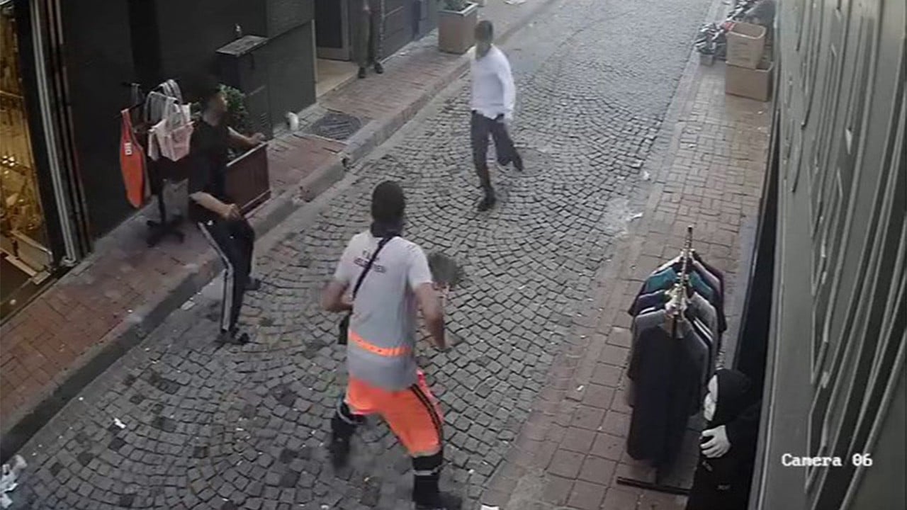 Hırsıza biri çelme taktı diğeri süpürgeyle kafasına vurdu