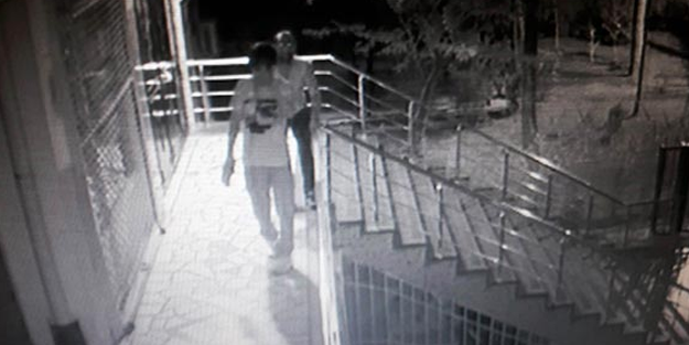 Hırsızdan pes dedirten yöntem! Arkadaşının çorabını çıkardı ve...