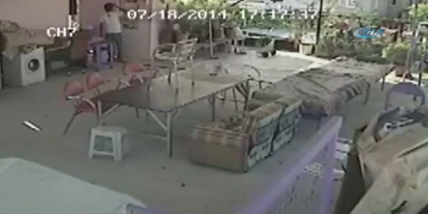 Hırsızdan şaşırtan hareket - VIDEO