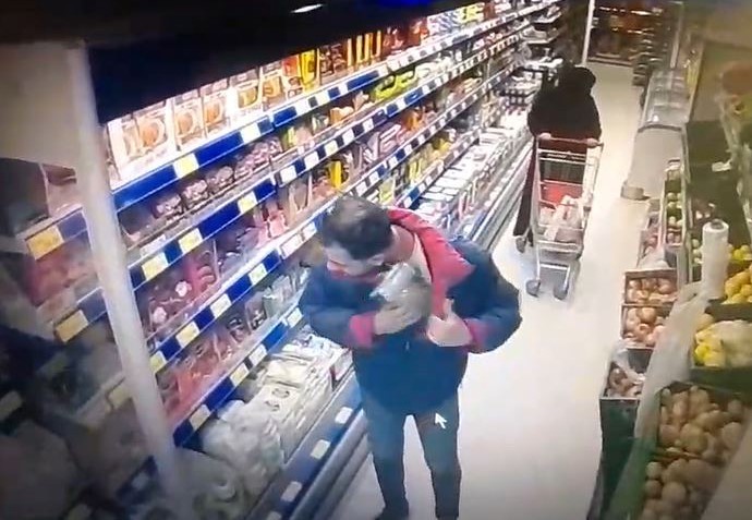 Hırsızın kavurma ve pastırmayı çalarken rahat tavırları pes dedirtti! O anlar kameraya böyle yansıdı!