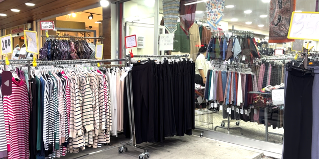 Hırsızın pişkinliği! Ürünleri önce beğendi, sonra çaldı