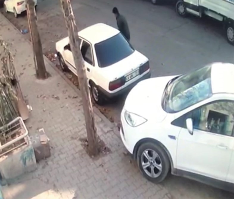 Hırsızlar otomobilden cüzdanı böyle çaldı 