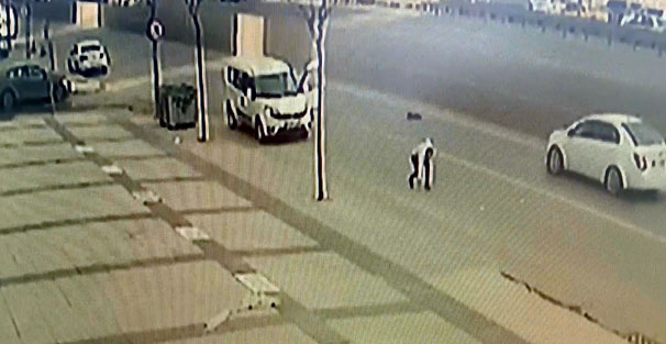 Hırsızlar polisten kaçarken paralar yola saçıldı