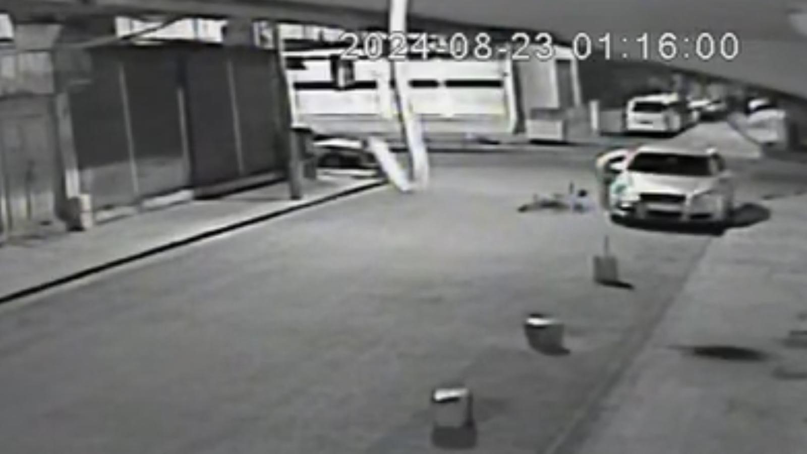 Hırsızlık anı kamerada! Bakın otomobili nasıl soydu