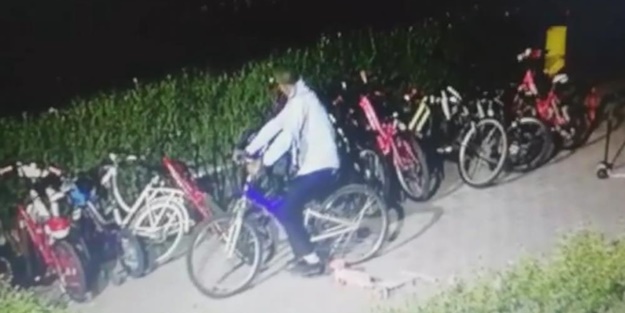 Hırsızlık anı kamerada! Yürüyerek gelip bisikletleri çaldılar