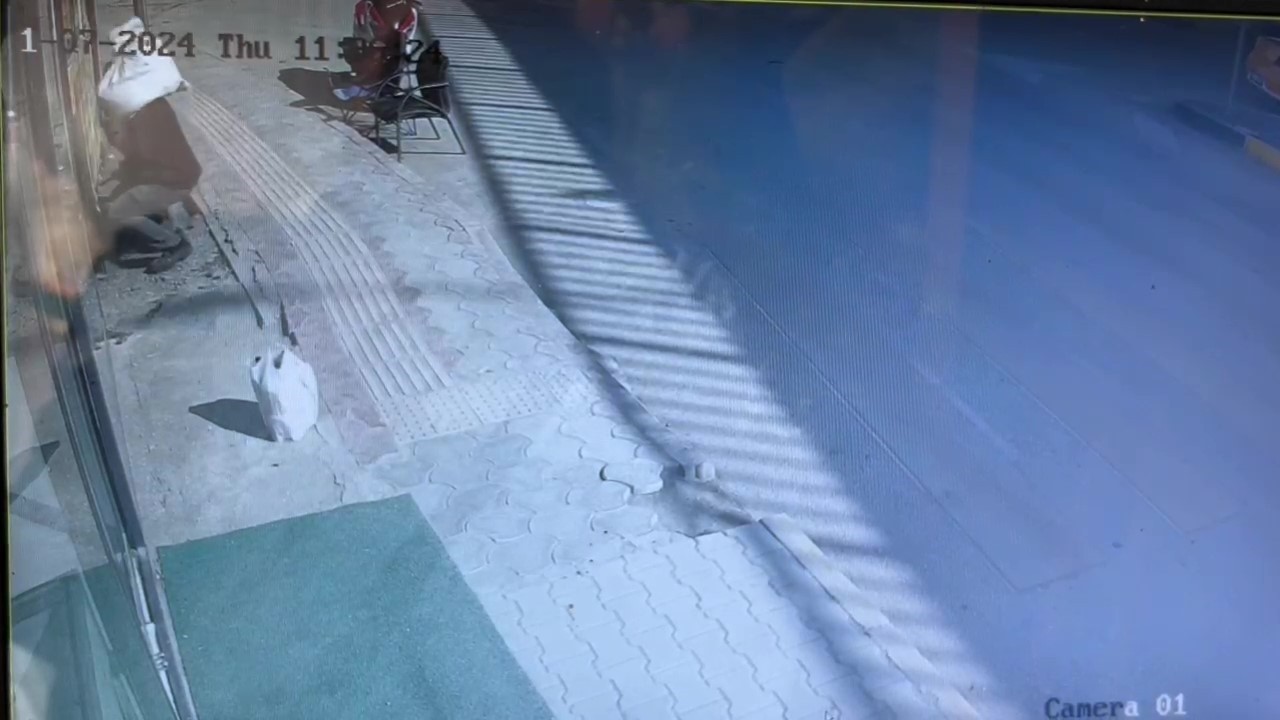 Hırsızlık anı kameraya böyle yansıdı!