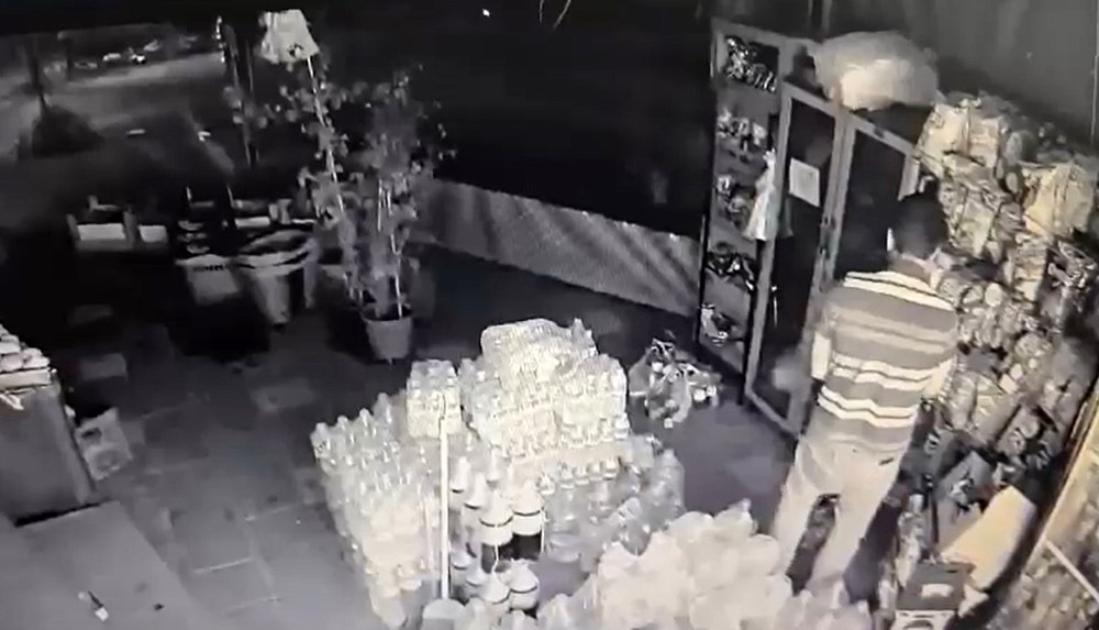 Hırsızlık anı saniye saniye görüntülendi! Utanmadan poşet poşet doldurup çaldı