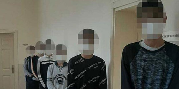 Hırsızlık için girdikleri evde ziyafet çekerken yakalandılar