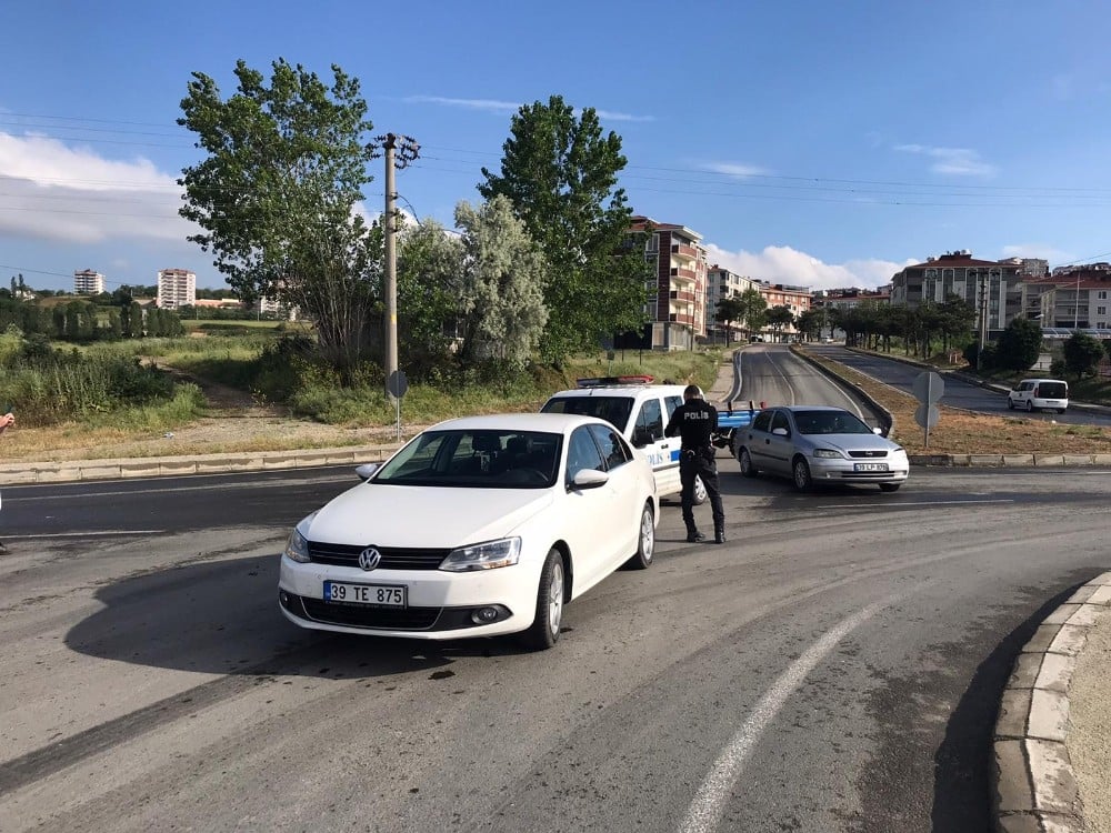 Hırsızlık ihbarına giden polisler kaza geçirdi 