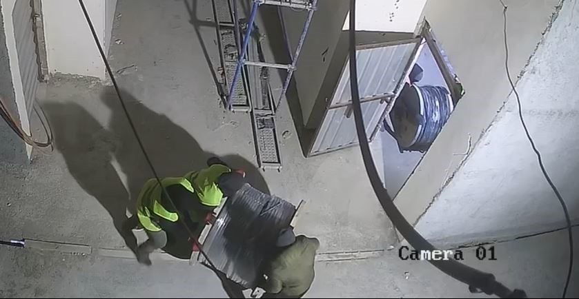 Hırsızlık saniye saniye kamerada! Bakın 3 milyon değerindeki kabloları nasıl çaldılar