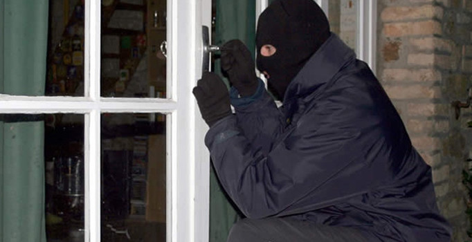 Hırsızlık yapan 3 kişi ev sahibini görünce ağlamaya başladı