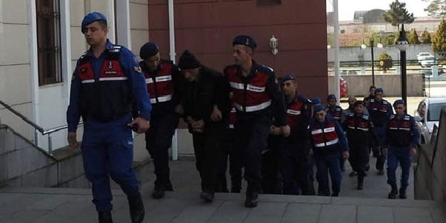 Hırsızlık yaptıkları evden çıkarken enselendiler
