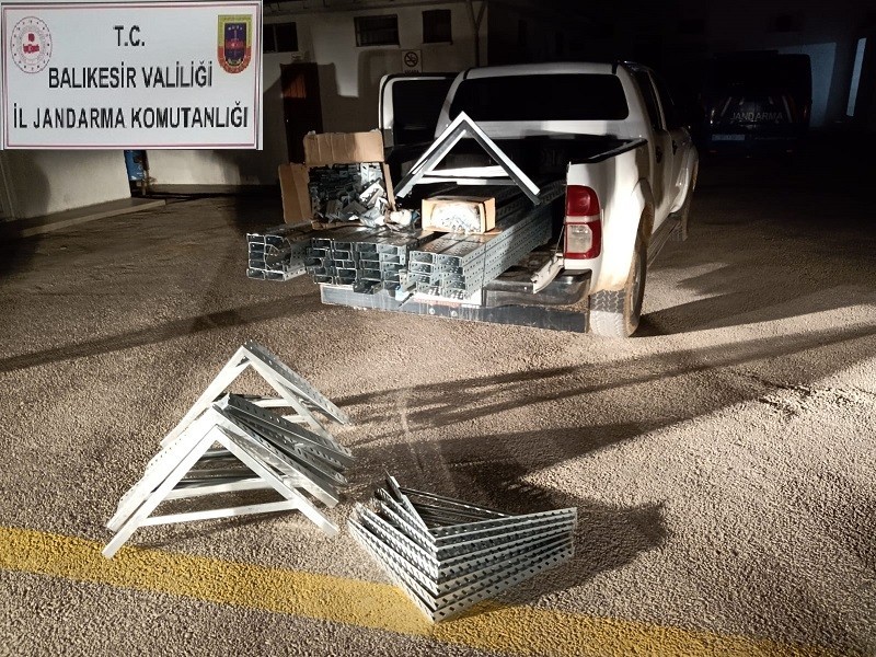 Hırsızlık zanlıları jandarmadan kaçamadı 