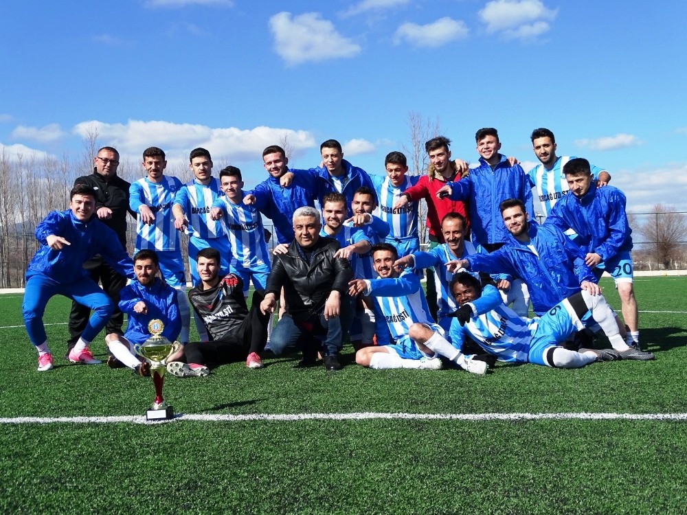 Hisarcık Belediyespor şampiyonluk kupasını aldı 