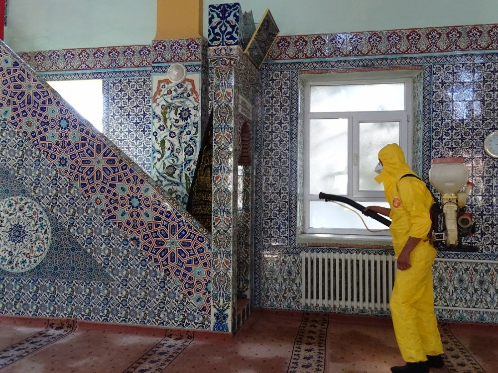 Hisarcık camilerinde dezenfekte çalışması 