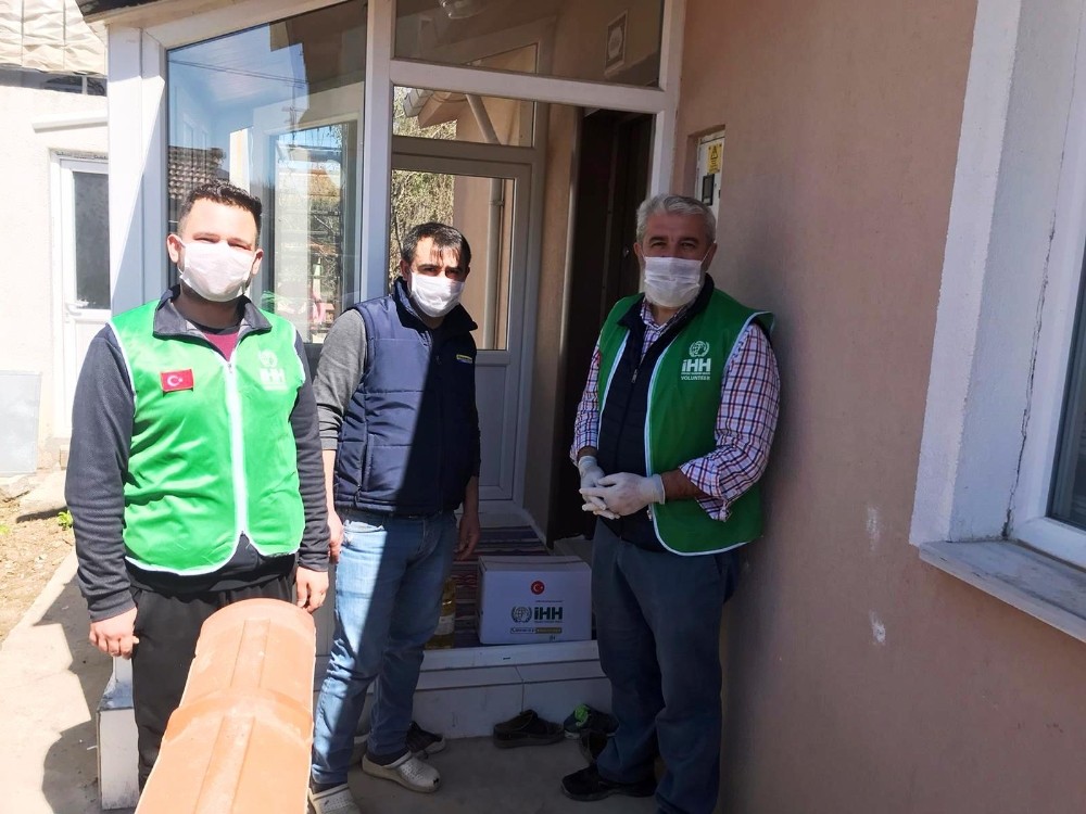 Hisarcık İHH’dan iş yerleri kapatılan esnaflara yardım kolisi 