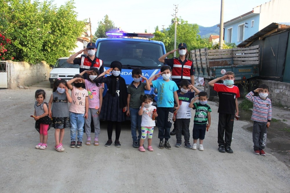 Hisarcık Jandarmasından çocuklara jest 
