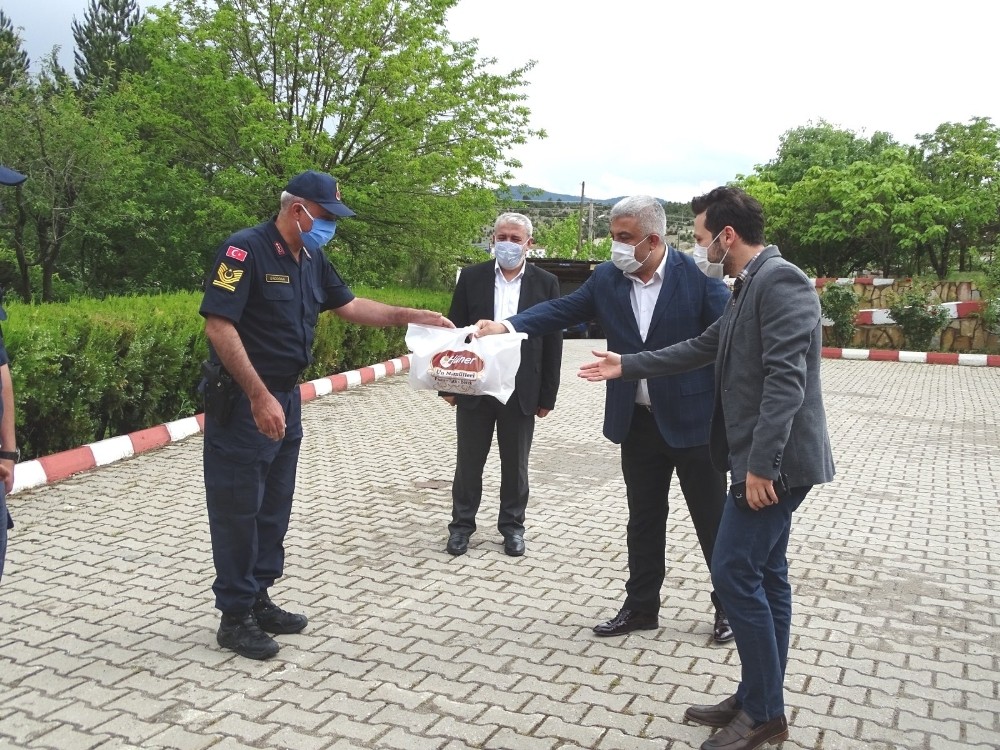 Hisarcık protokolünden güvenlik güçleri ile sağlık ve itfaiye ekiplerine bayram ziyareti 