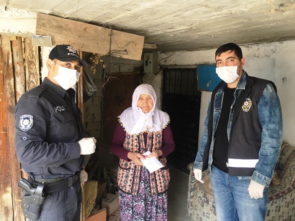 Hisarcık’ta 65 yaş üstü emeklilerin maaşlarını polis evlerine getiriyor 