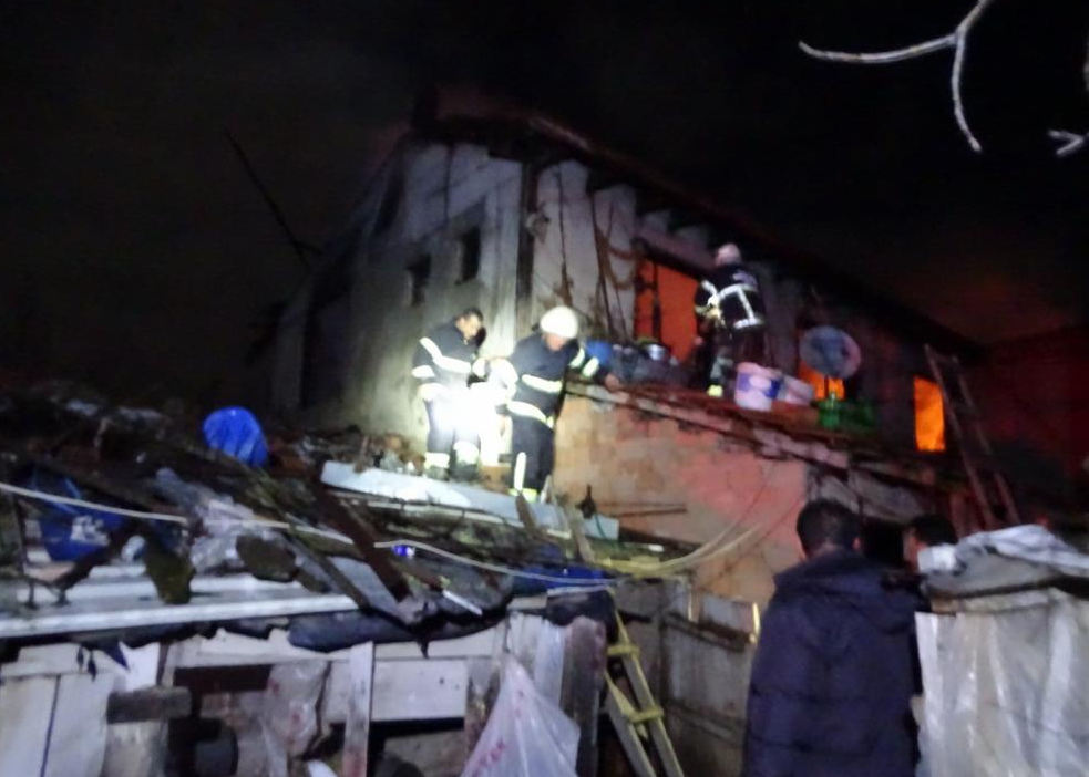 Hisarcık’ta çıkan yangında 2 ev ile 1 ahır zarar gördü