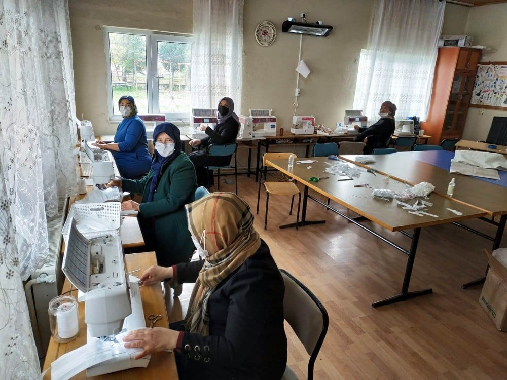 Hisarcık’ta gönüllü kursiyerlerden maske üretim seferberliğine destek 