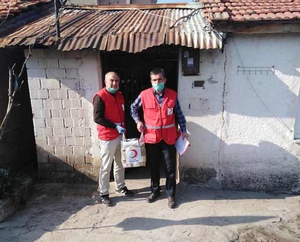 Hisarcık’ta Kızılay ihtiyaç sahiplerine gıda kolisi dağıttı 