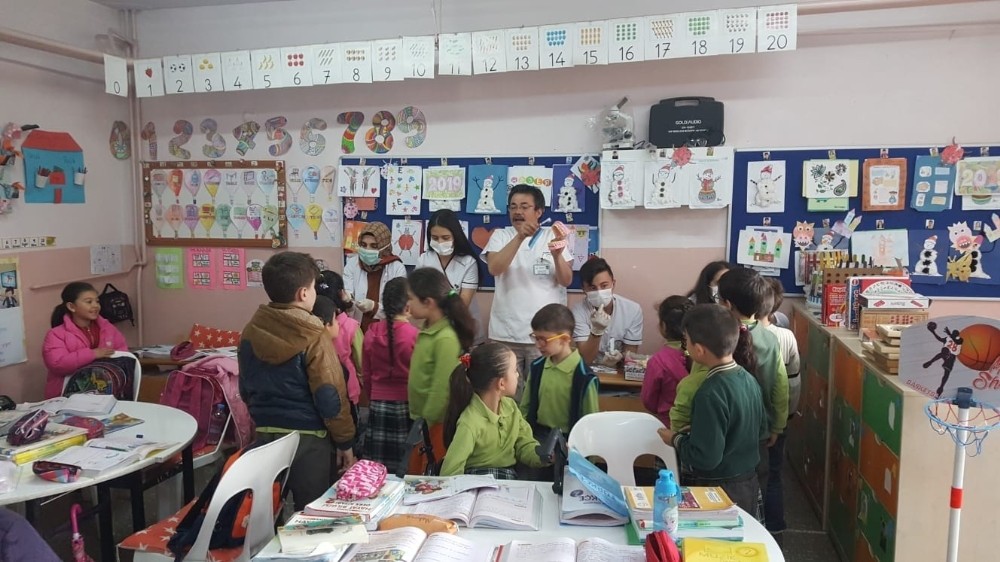 Hisarcık’ta öğrencilerin dişlerine flor vernik uygulaması 