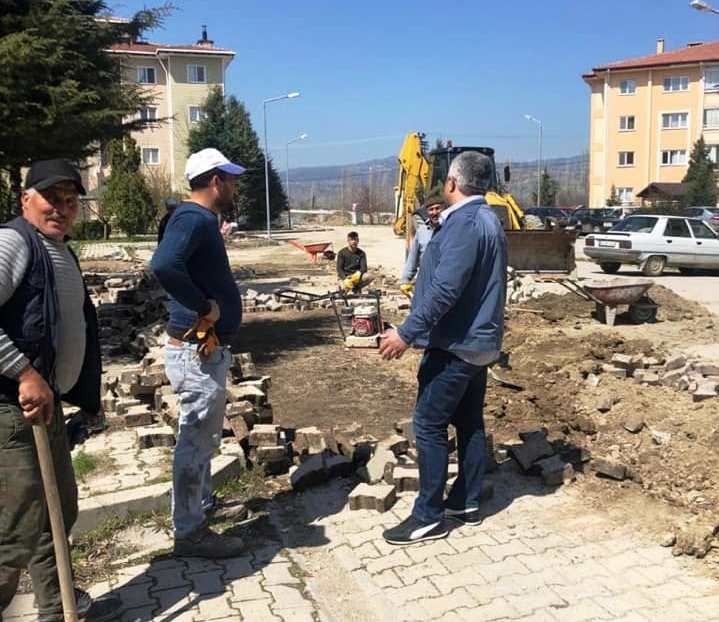 Hisarcık’ta parke taşı ve bordür döşeme çalışmalarına başlandı 