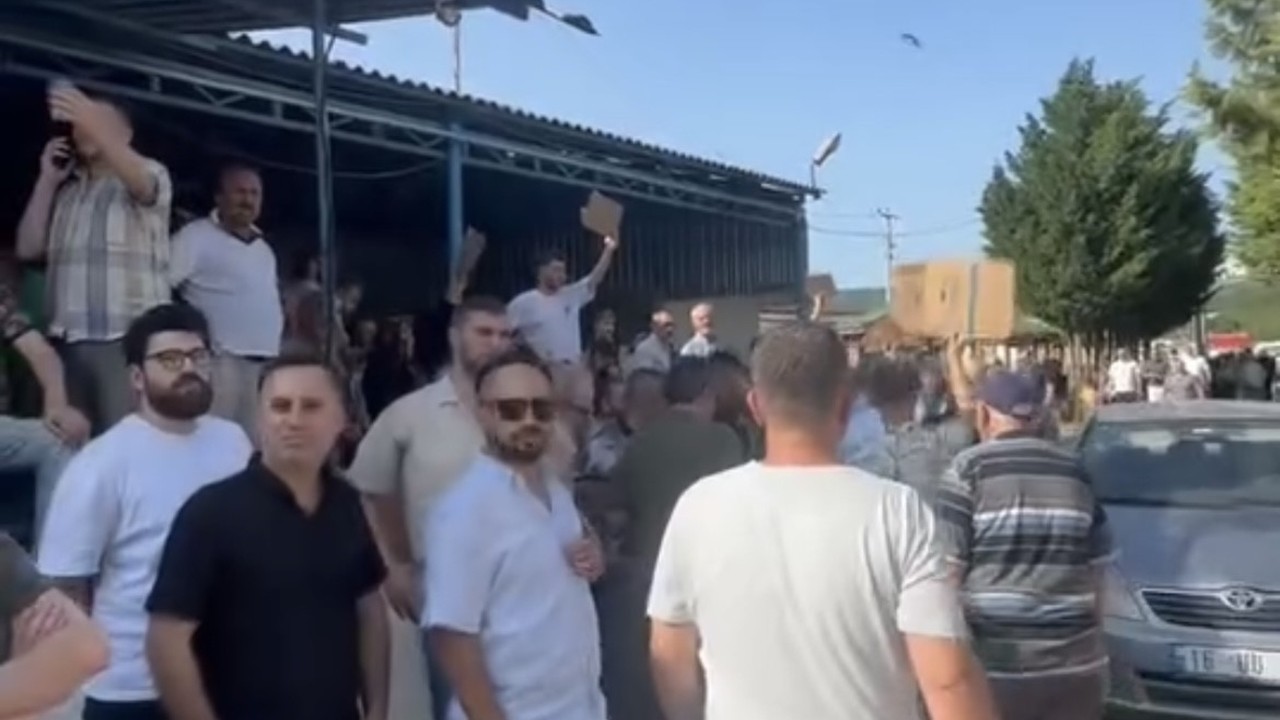 Hissedarlar ellerinde kartonla ortak aradı