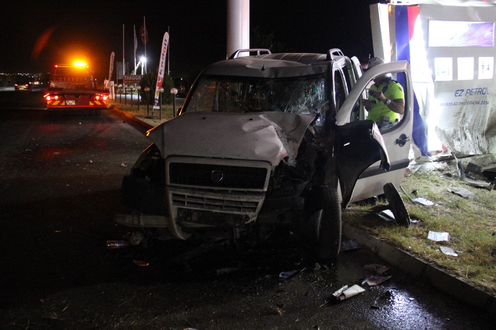 Hız göstergesi 190 Km’de takılı kaldı, 4 kişi yaralandı 